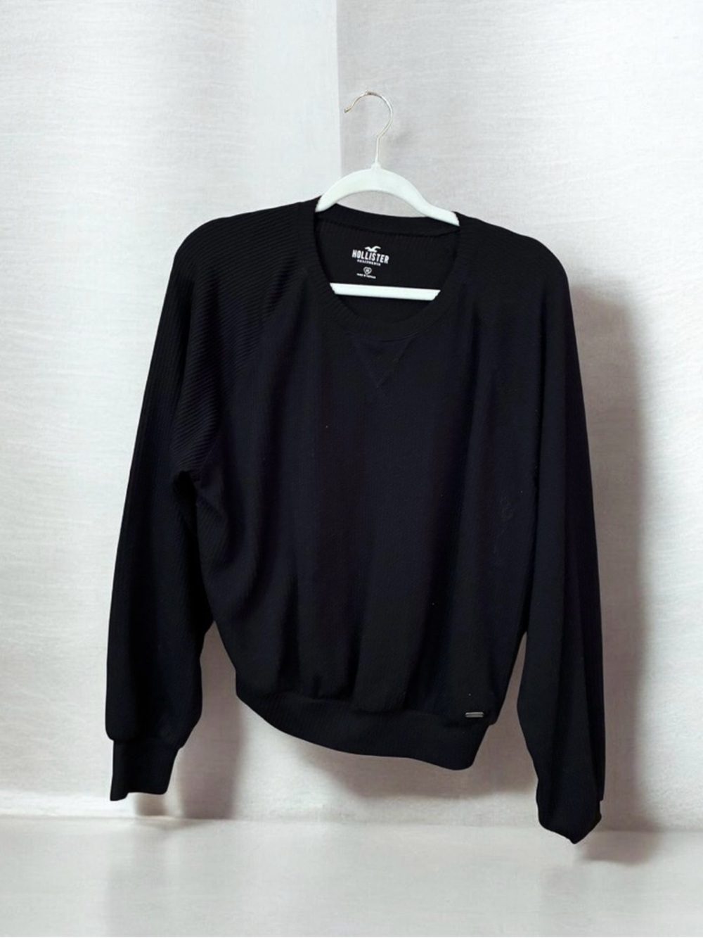 Hollister Women's Black Crewneck Sweater